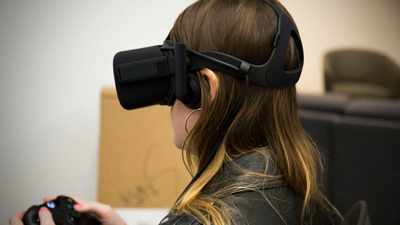 Oculus ha conseguido dominar el diseño del Rift para que sea cĂłmodo de llevar durante largos periodos. Pero sigue siendo un poco ridĂculo.